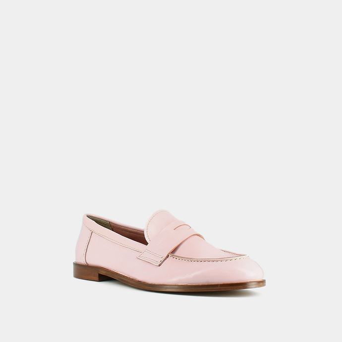Mocassins à bouts ronds  en vernis plissé rose pâle