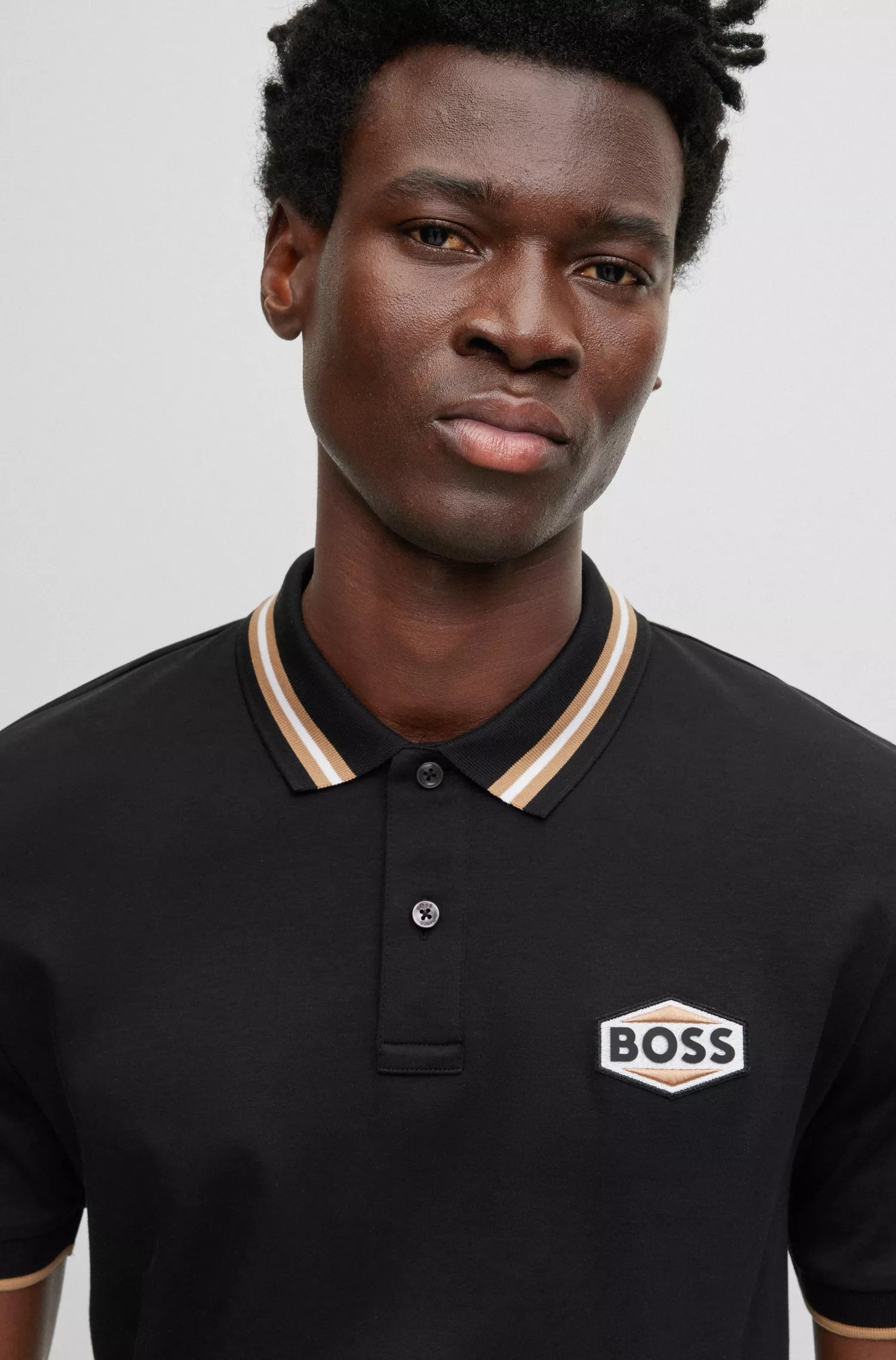 Camisa polo BOSS preta em algodão mercerizado com emblema da marca.