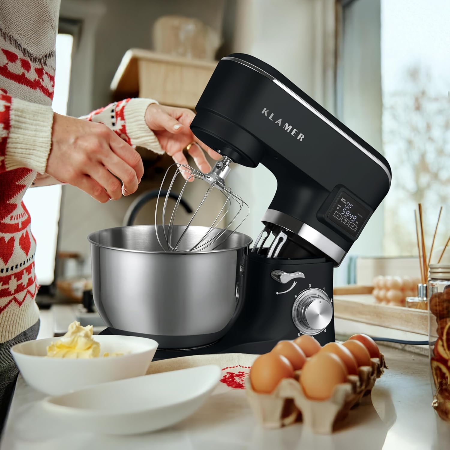 KLAMER Küchenmaschine Classic 1400 W – 5,5 L Rührschüssel aus Edelstahl, Knet-, Rühr- & Schneebesenaufsatz, Timer & LED-Display, stabile Saugnapffüße, ideal für Brot-, Kuchen- & Pizzateig