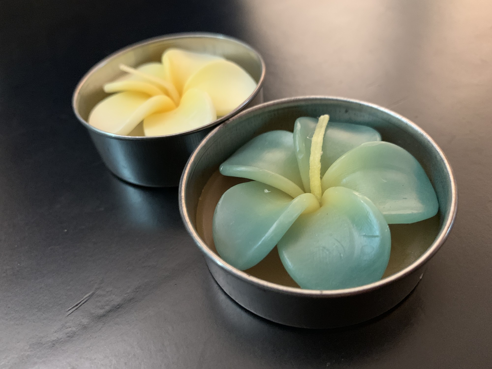 4 Duft-Teelichter 'Blume' handgeformt, gelb, grün von fischer's lagerhaus