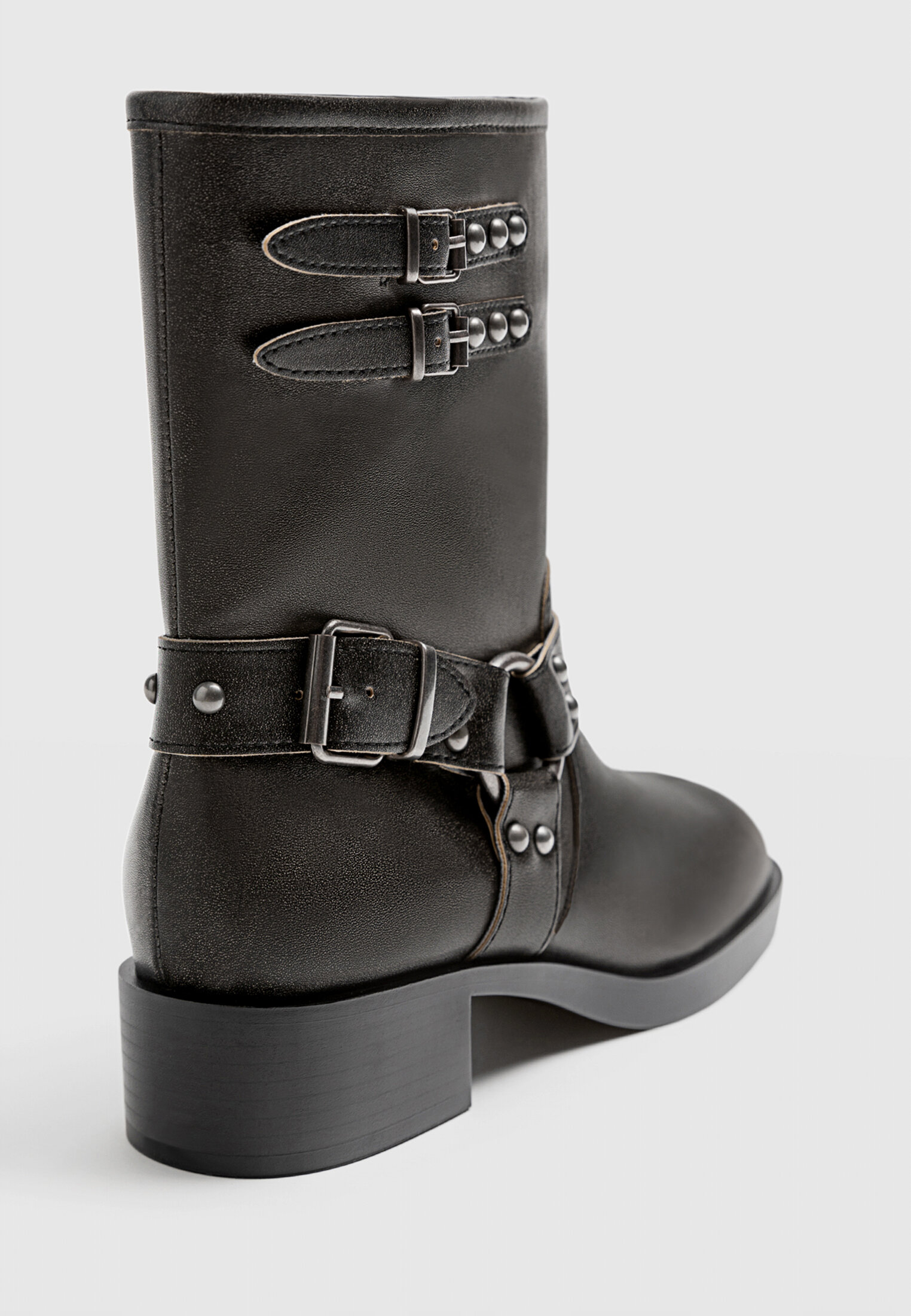 Botas de cano curto sem salto com efeito desgastado e detalhes de fivela.