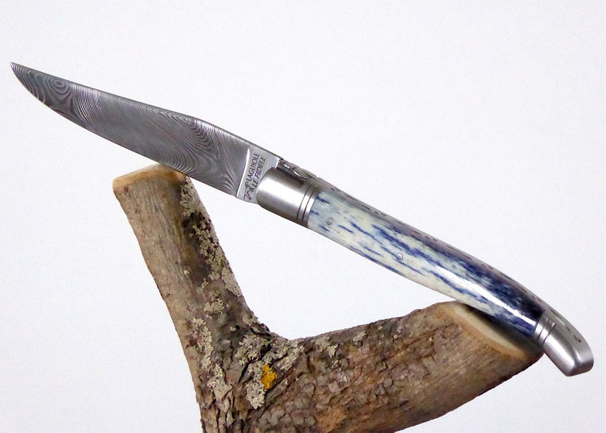 Couteau Laguiole avec un manche en Os de girafe teinté bleu
