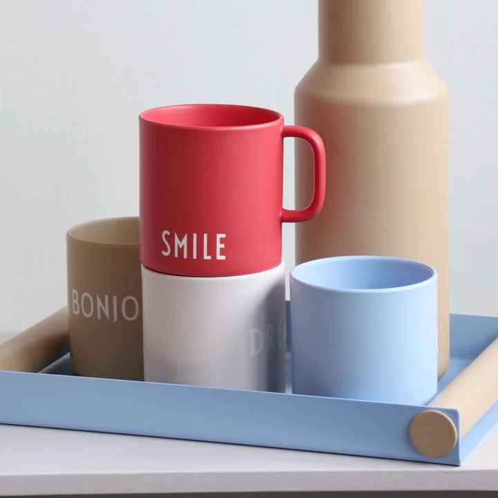 Design Letters - AJ Favourite Porzellan Becher mit Henkel, Happy / pale iris