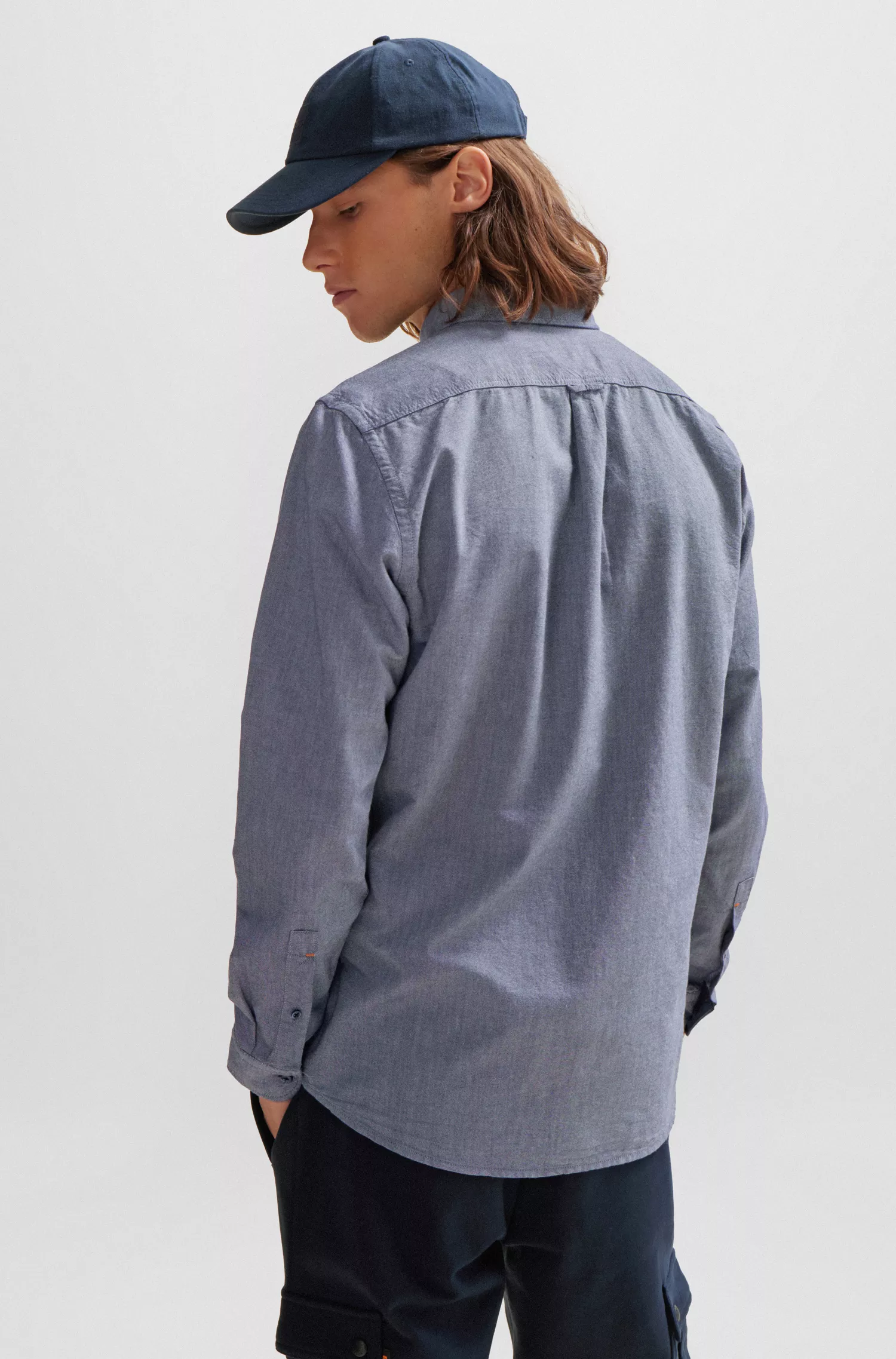 Camisa BOSS laranja, corte regular, em algodão Oxford orgânico.