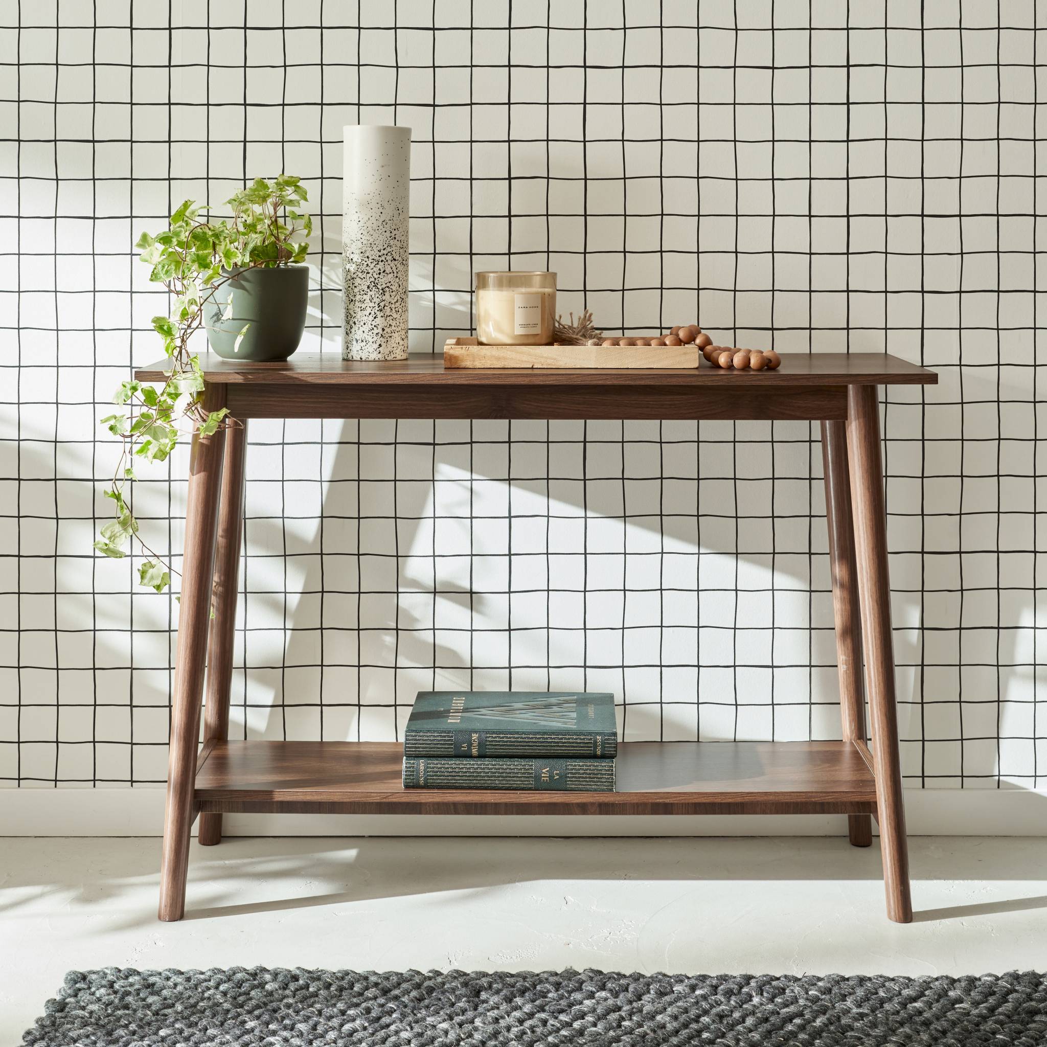 sweeek - Scandinavische sidetable met walnotenhoutdecor