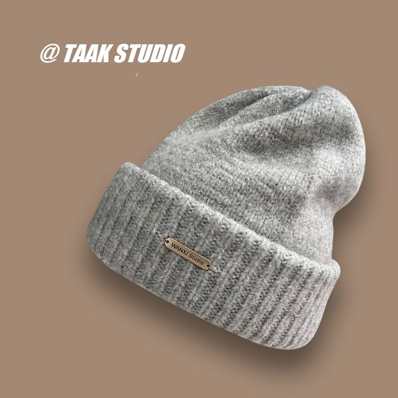 TAAK - Effen gebreide muts met appliqué