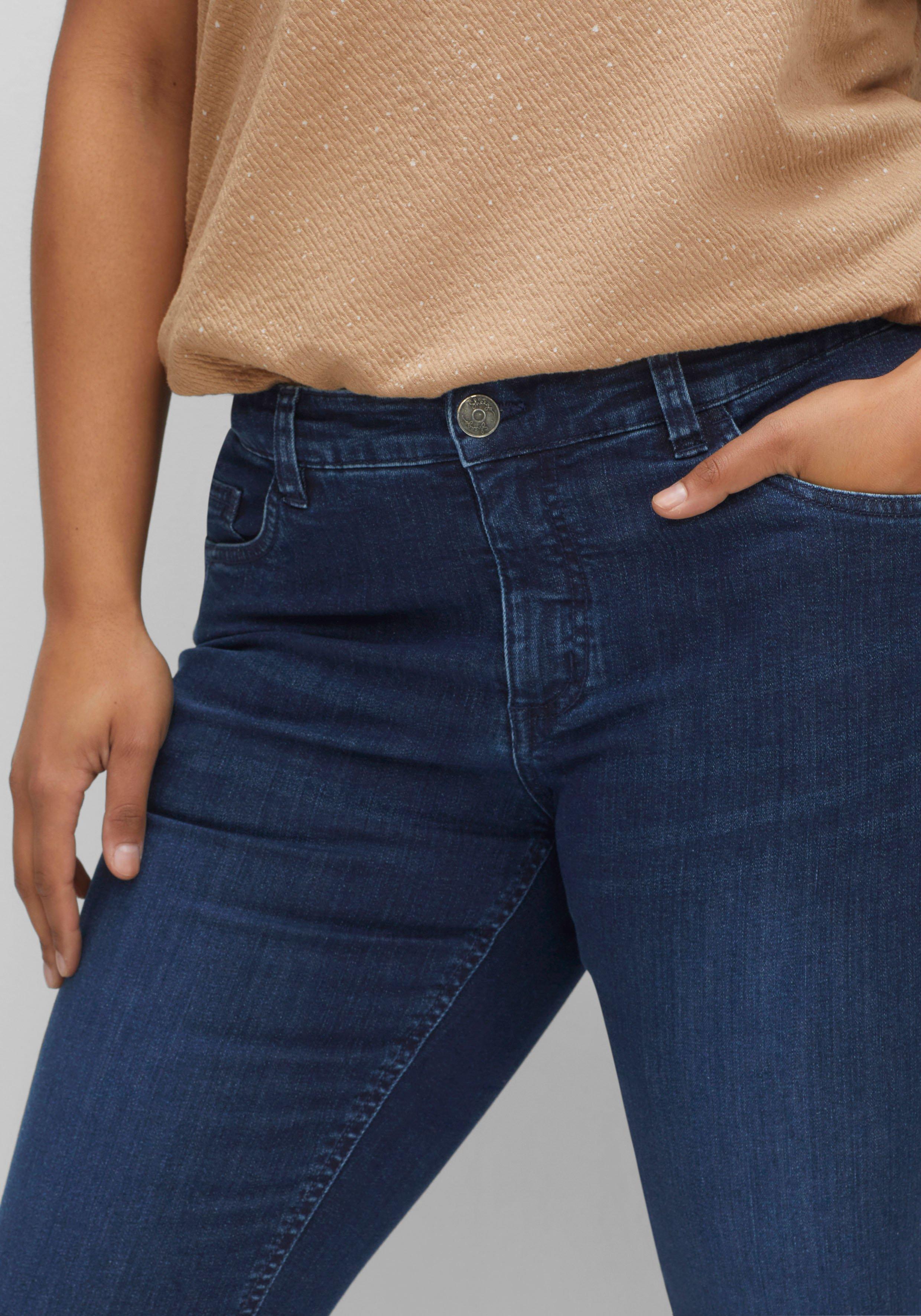 Gerade Jeans mit geschlitztem Innensaum