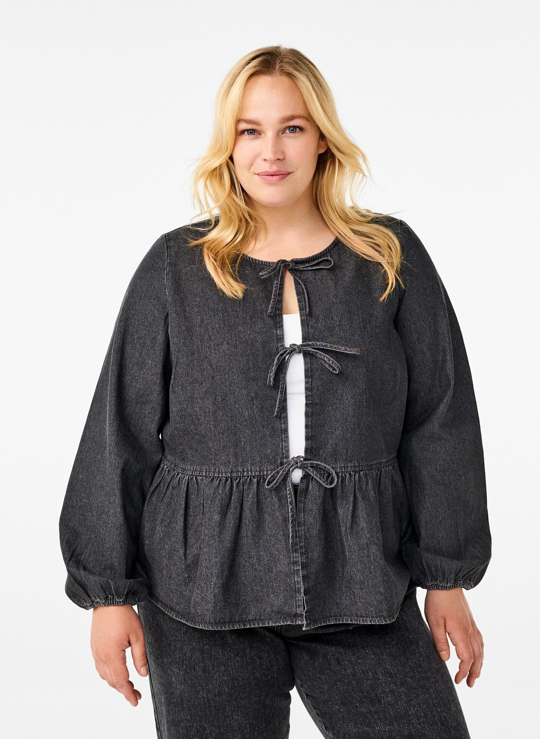 Peplum bluse i denim med bindelukning
