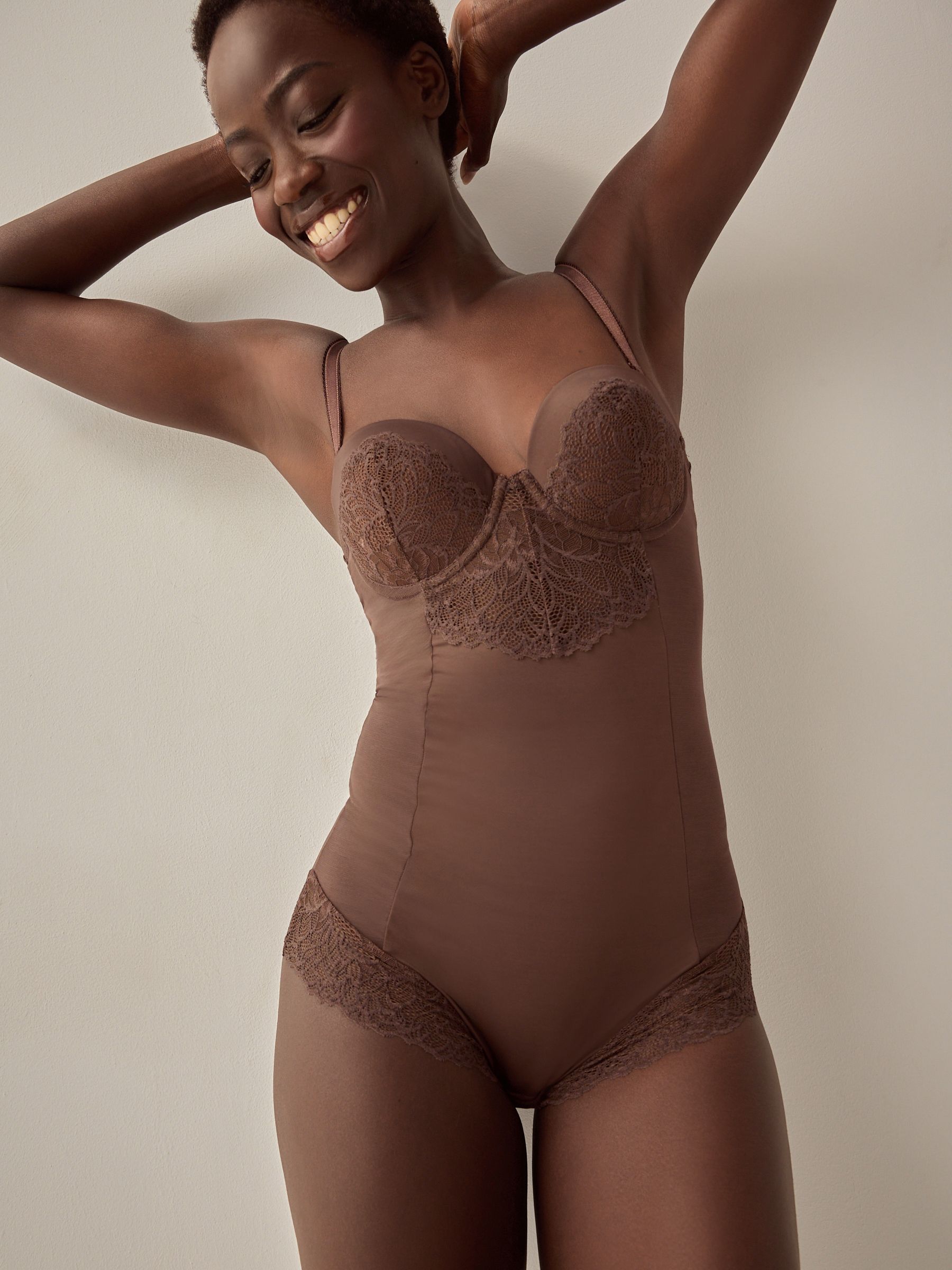 Chocolade nude - Kanten body met cups en sterke buikcorrectie