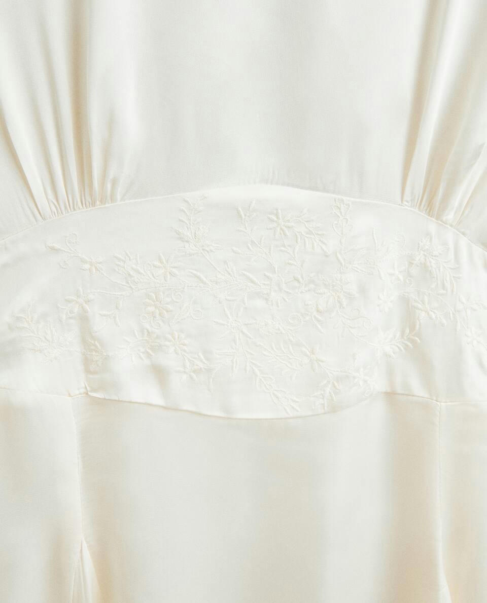 Camisola de cetim bordado