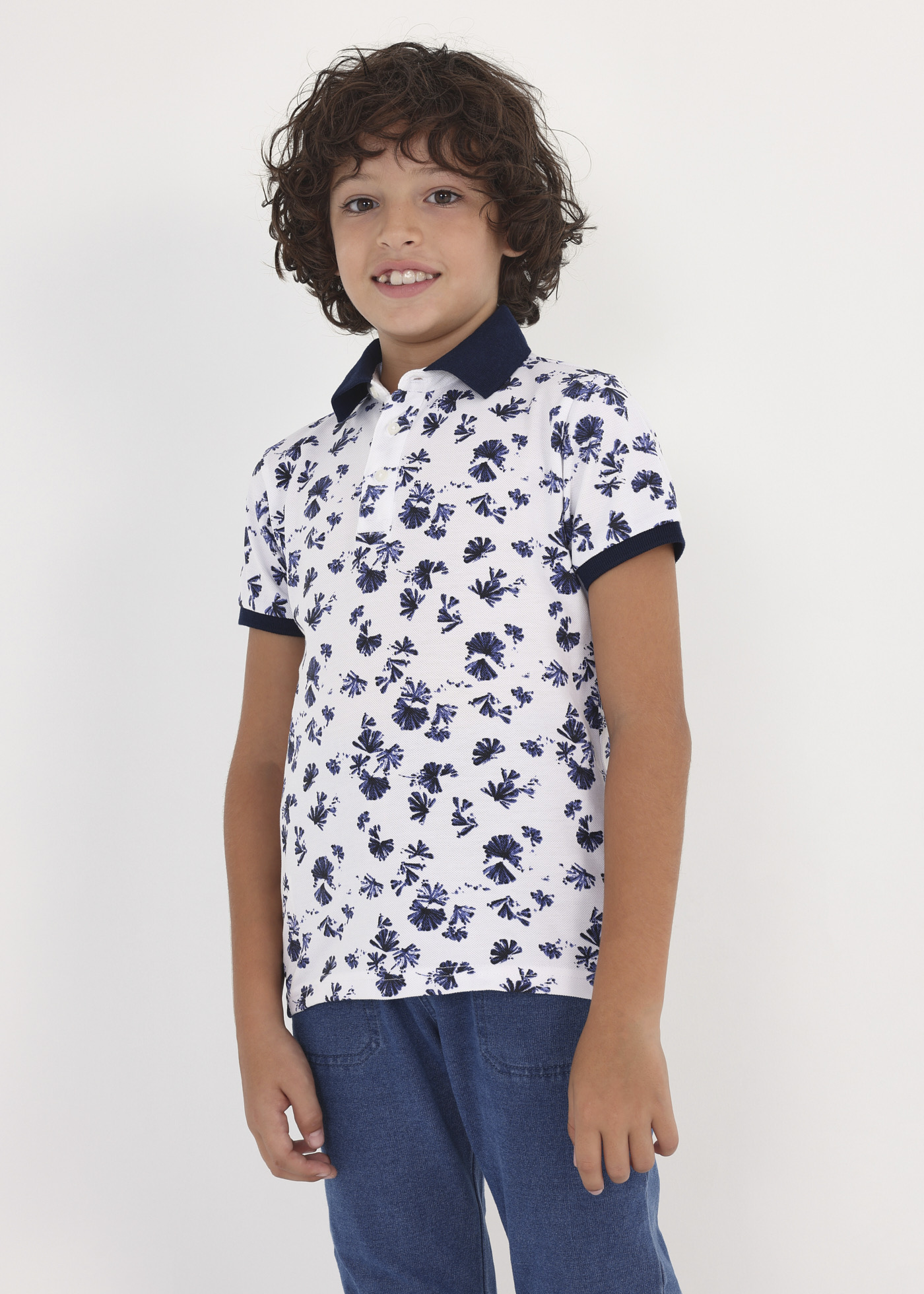 Camisa polo infantil em algodão sustentável com estampa.