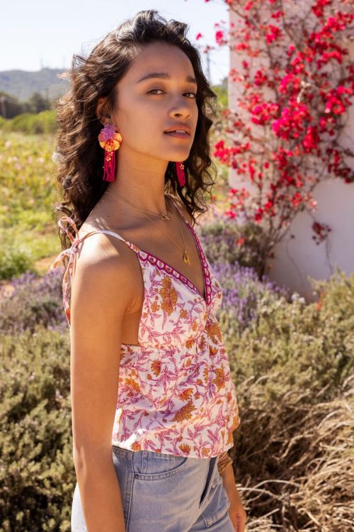 Witte top met roze bloemenprint en strikbandjes
