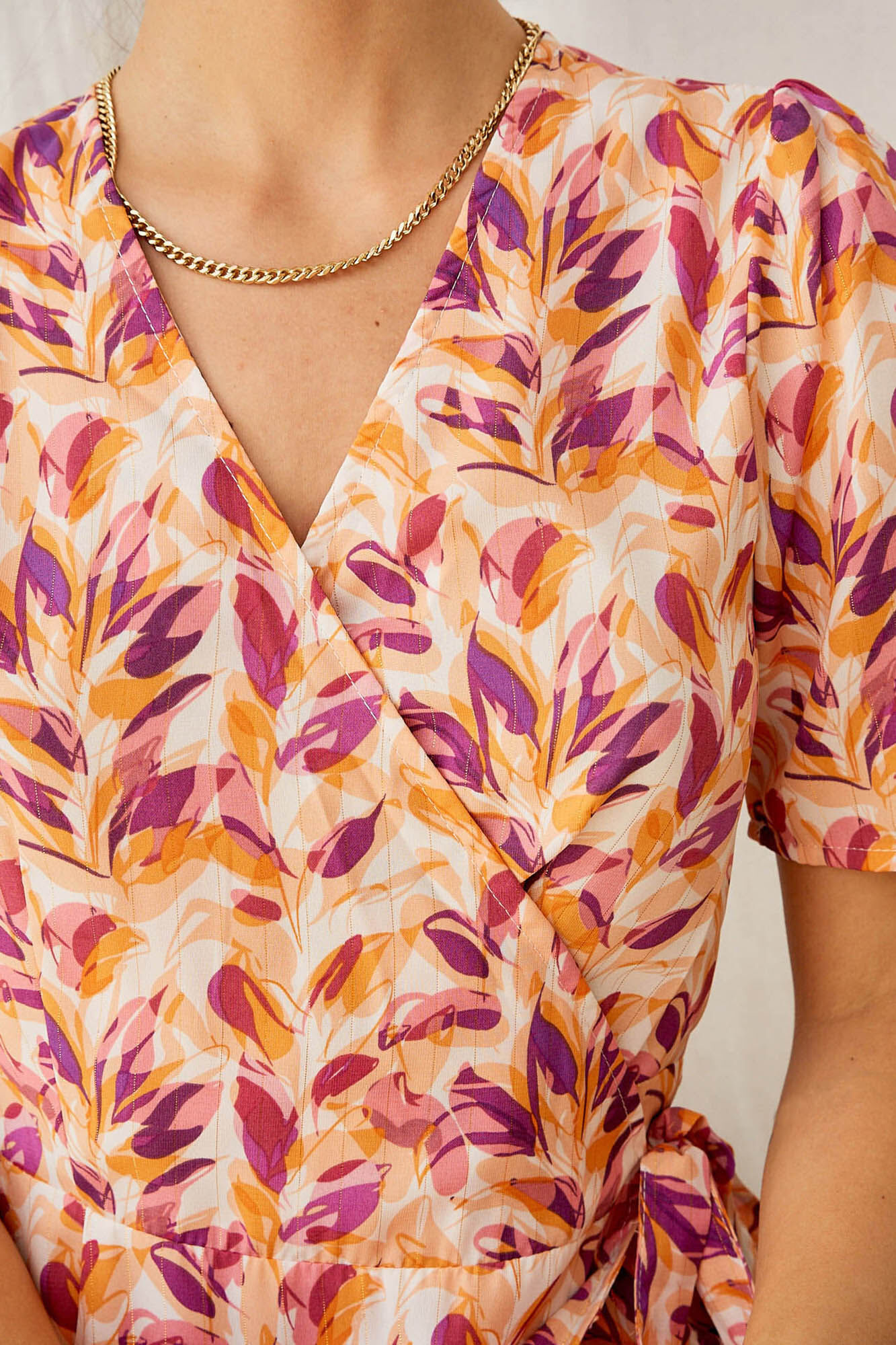 Vestido midi com estampa de folhas salmão - Coral