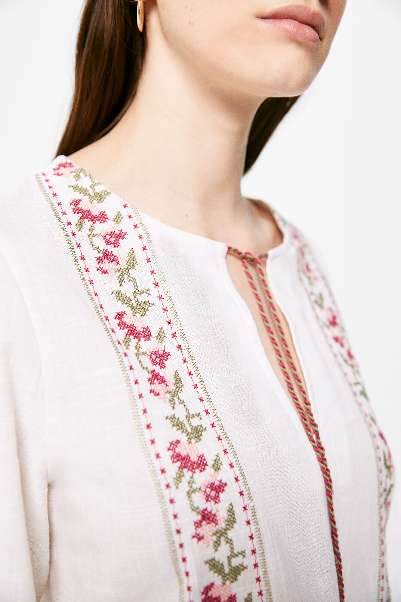 Blusa étnica para meninas com bordas bordadas.