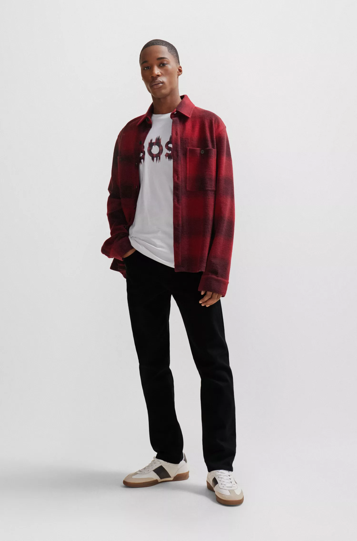 Calça jeans BOSS laranja, corte regular, em denim confortável com elasticidade que mantém a cor preta.
