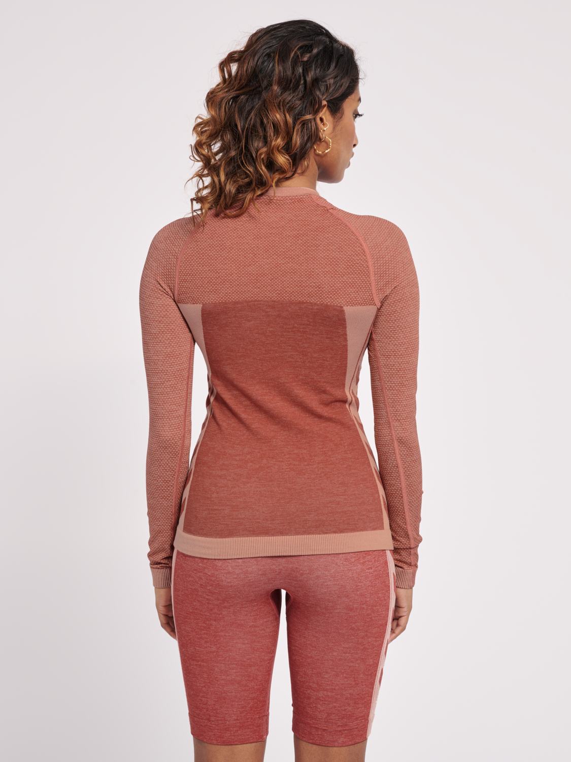 hmlCLEA SEAMLESS TIGHT T-SHIRT L/S