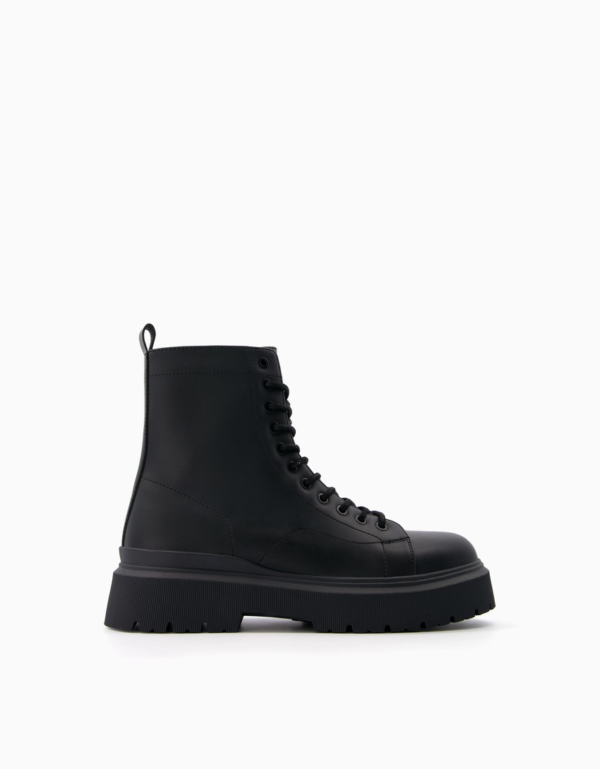 Botas de cano curto com cadarço e sola tratorada para homem