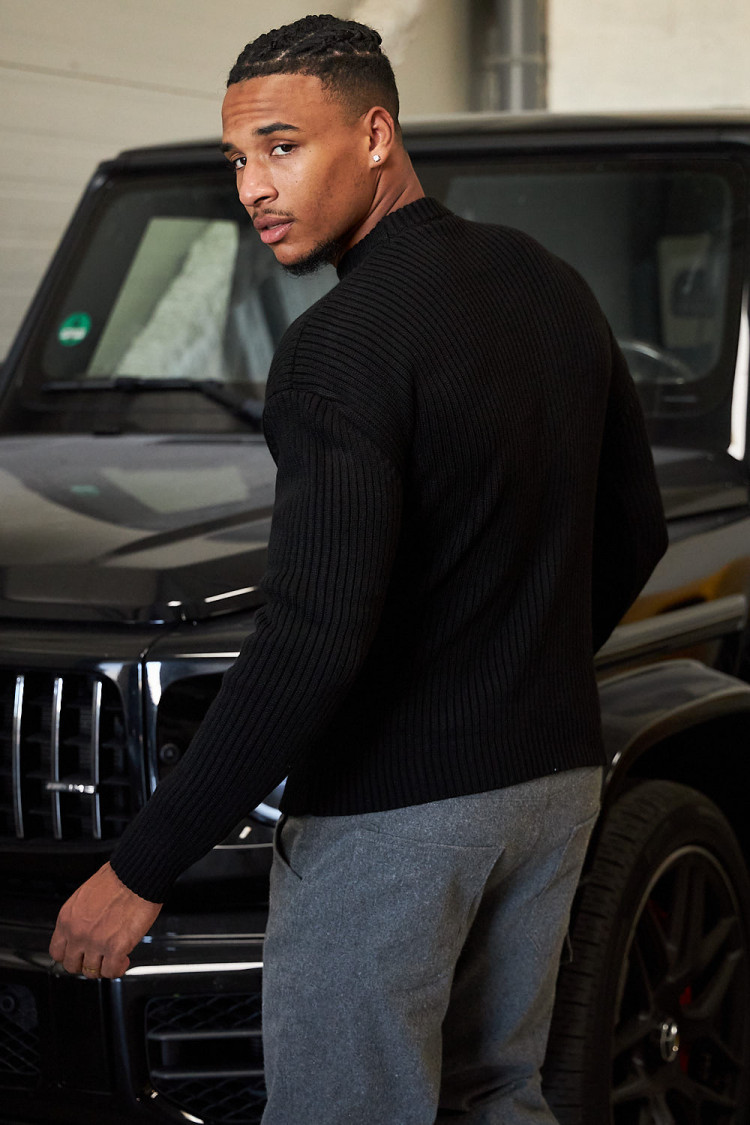 Pull noir en maille à col rond