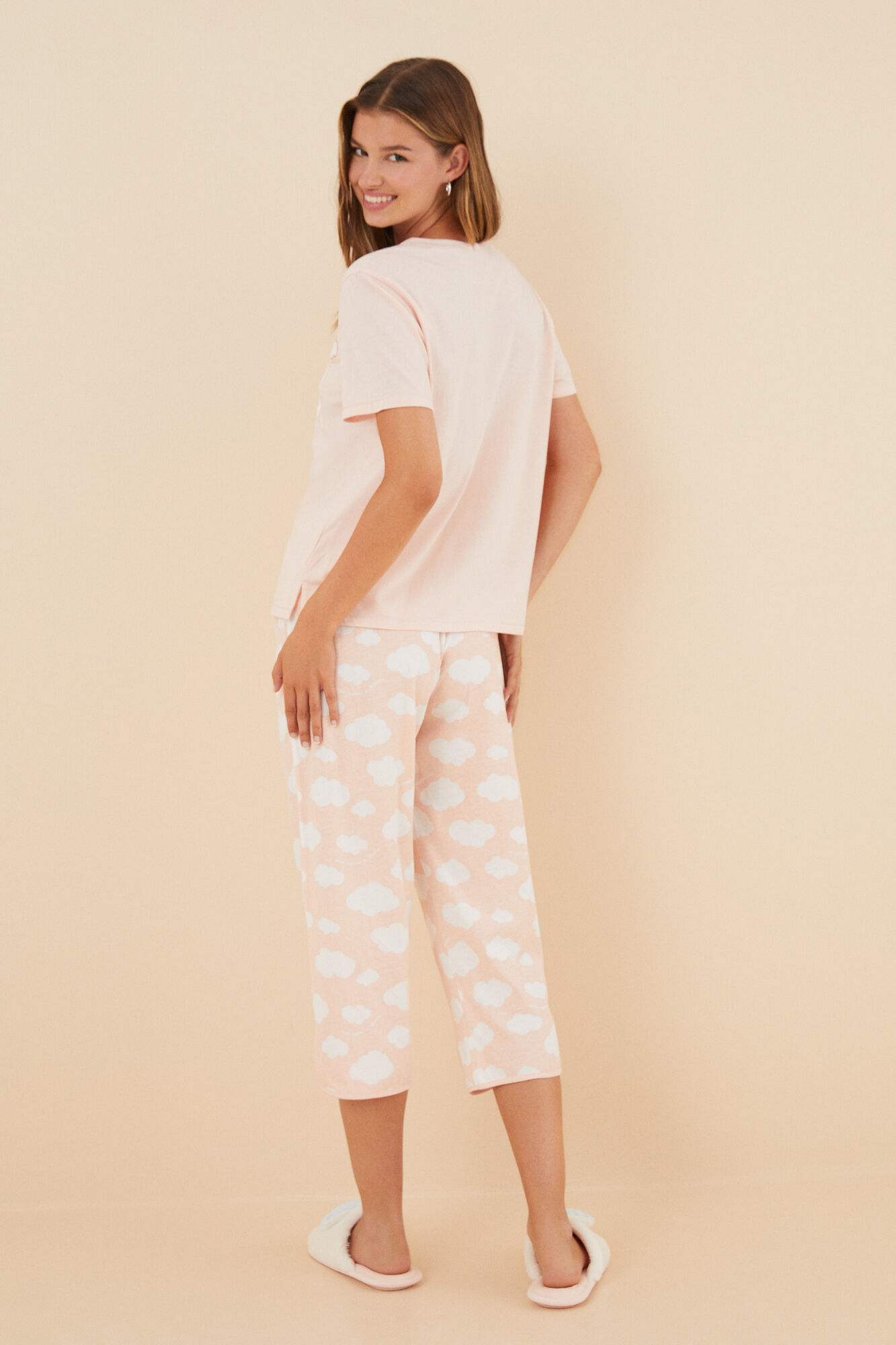 Pijama Capri laranja com estampa de nuvens, 100% algodão.