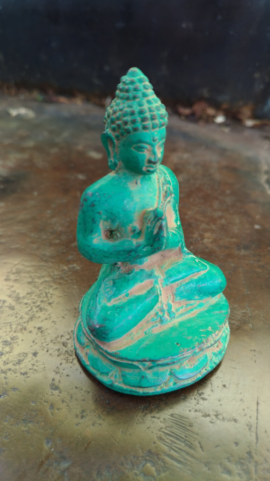 Buddha aus Bronze, grün, H 7 cm, B 4 cm, L 4 cm von fischer's lagerhaus