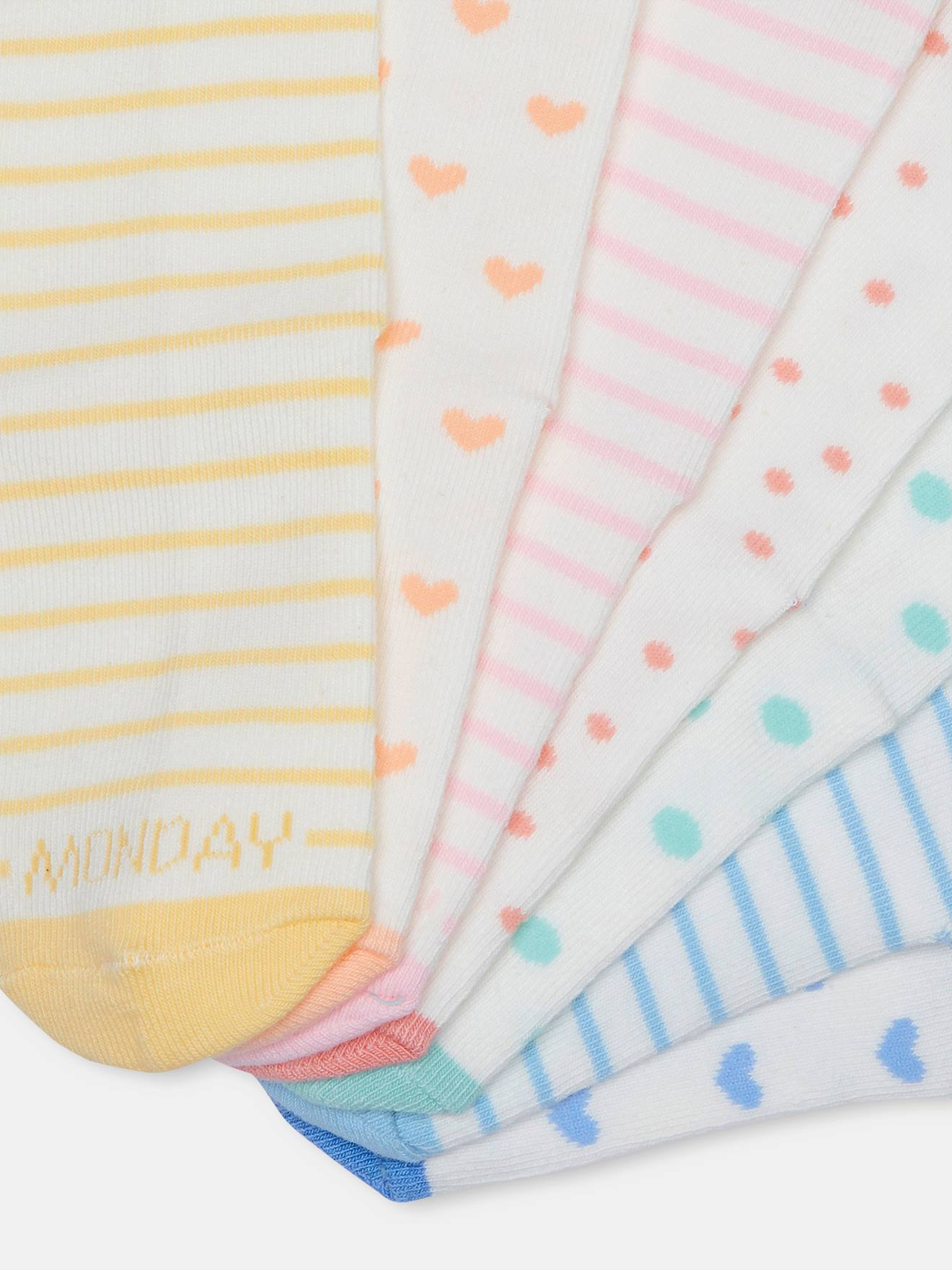 Pacote com 7 pares de meias infantis para a semana toda, cor natural.