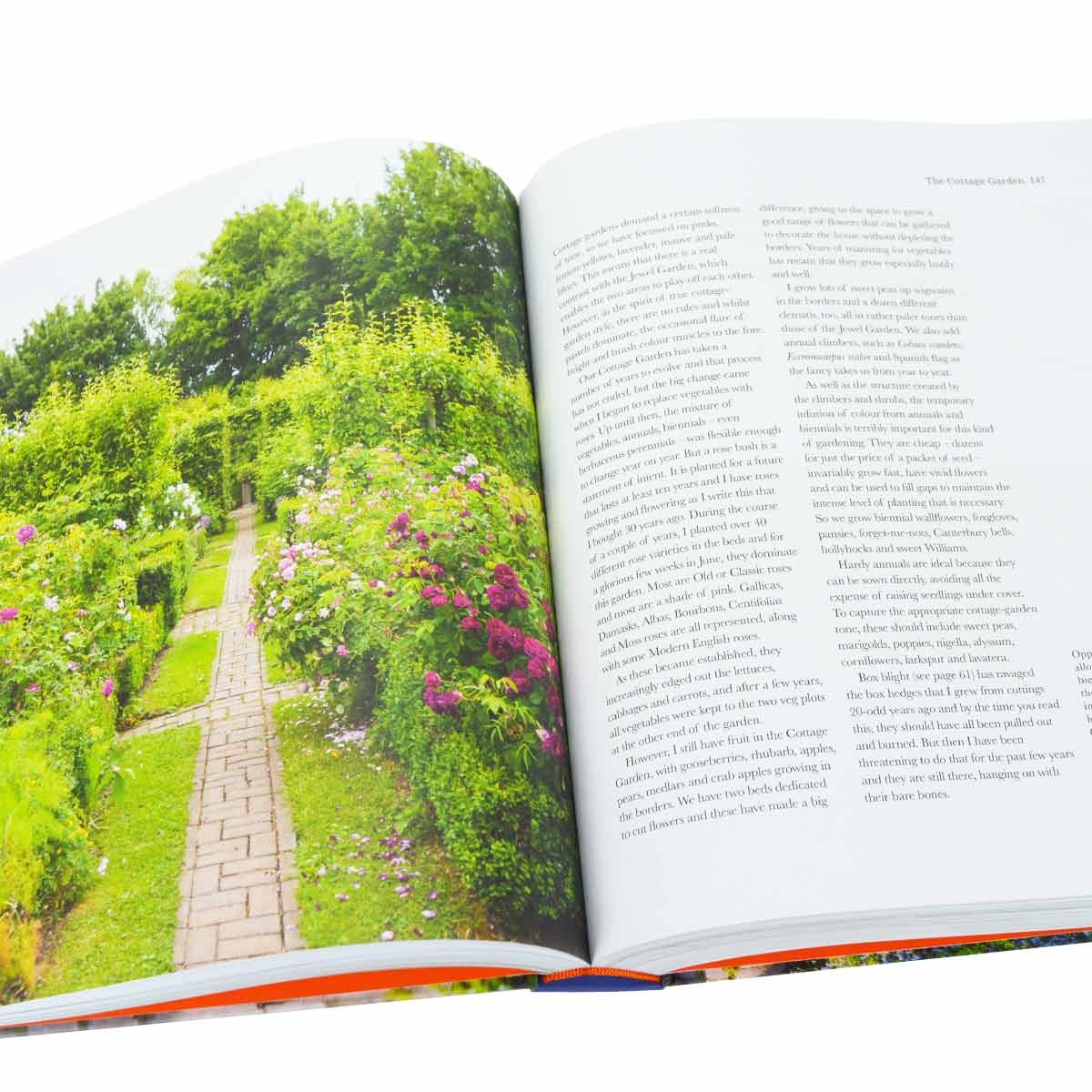 The Complete Gardener: A Practical, Imaginative Guide to Every Aspect of Gardening (Hardback)