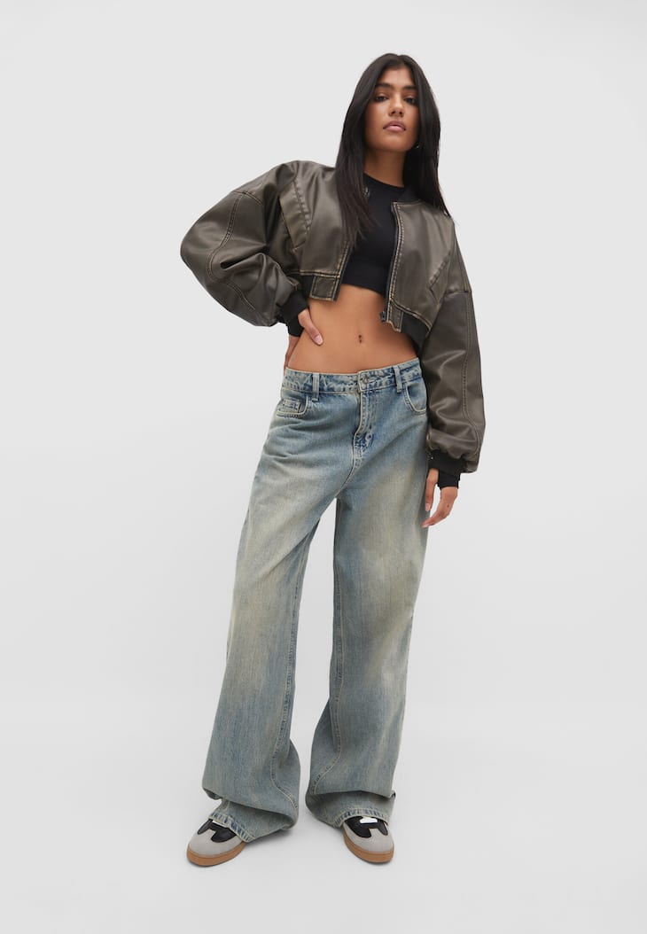 Jaqueta bomber cropped desbotada em couro sintético