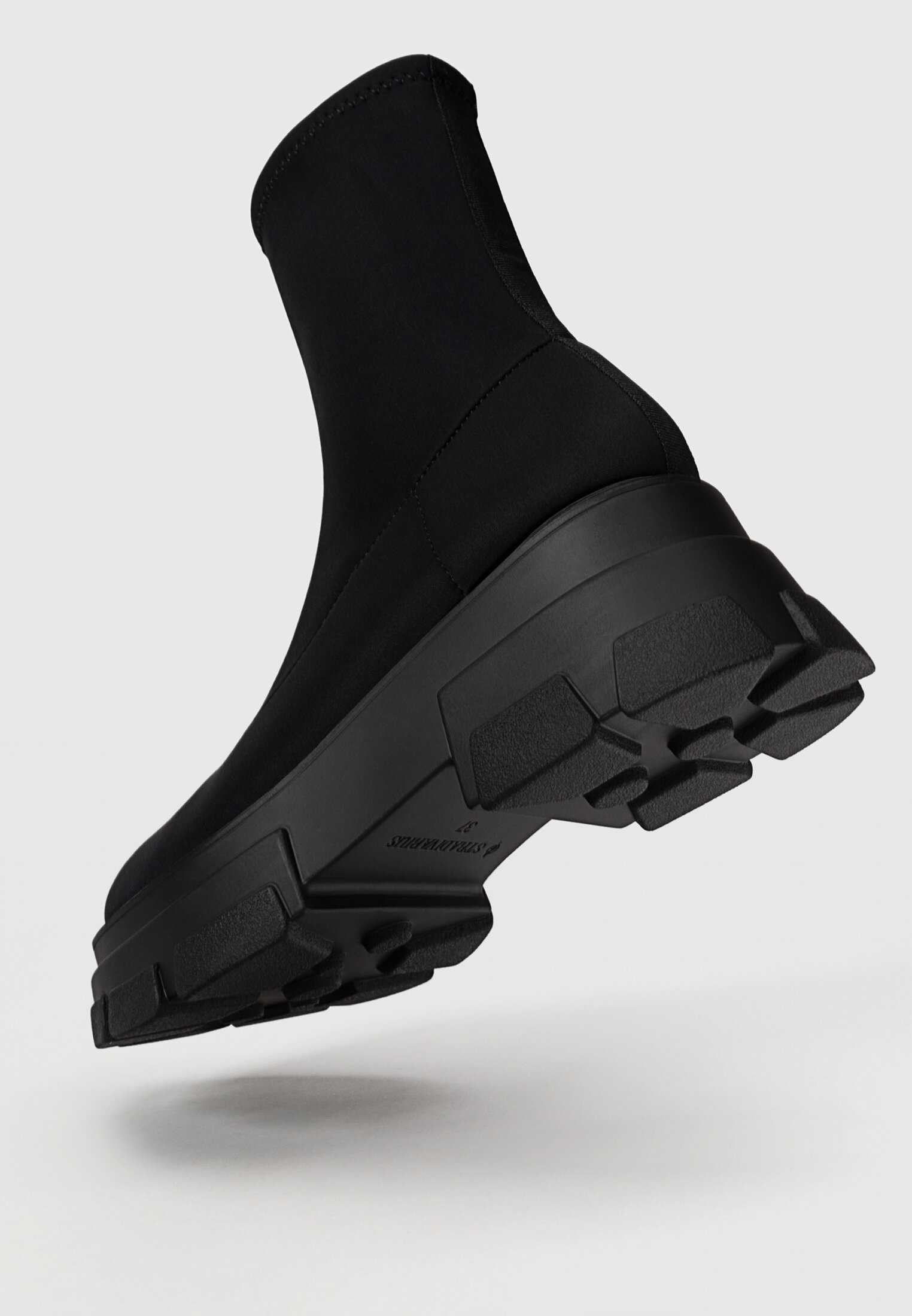 Botas de cano curto sem salto e com sola tratorada