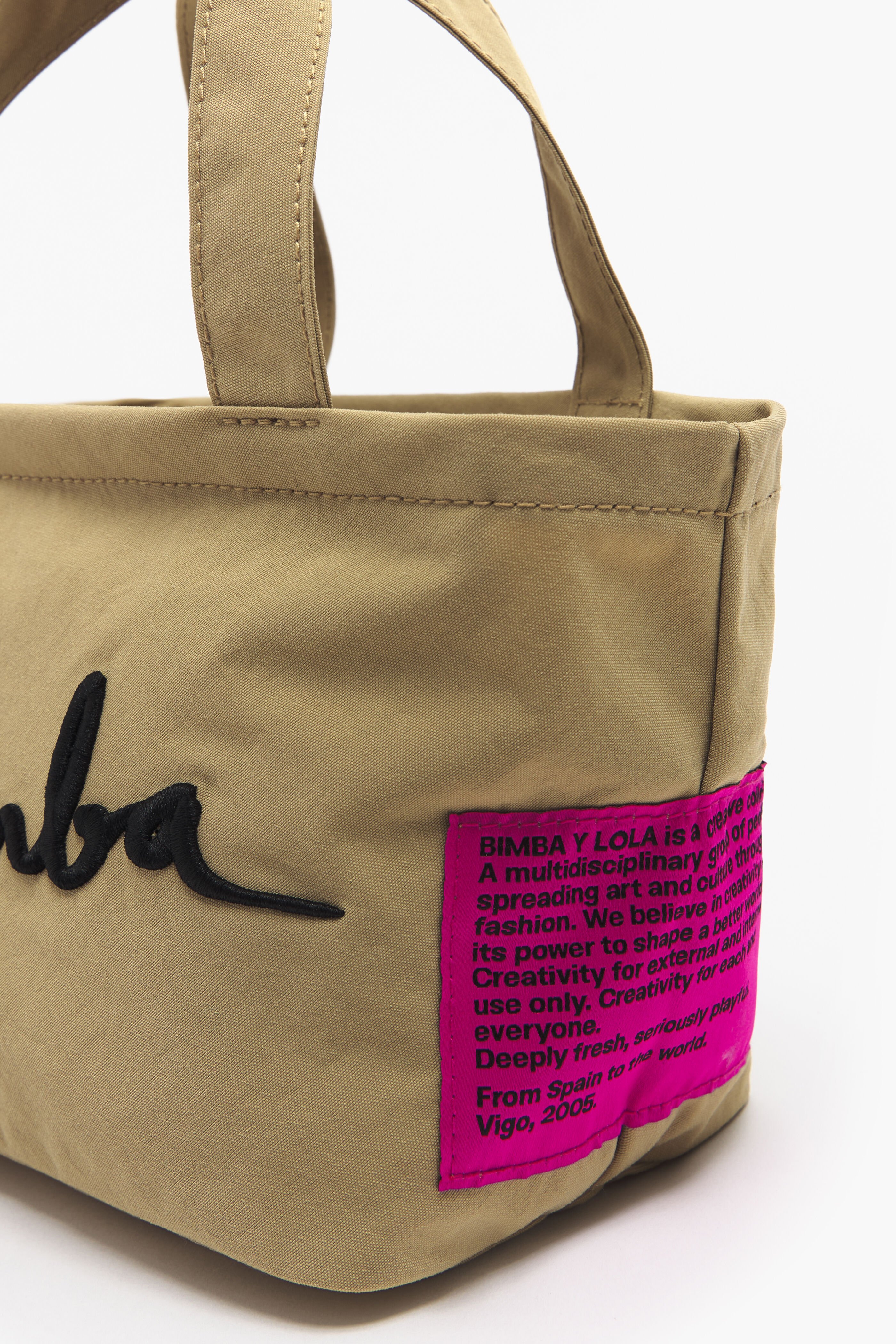 Mini bolsa trapezoidal em nylon natural