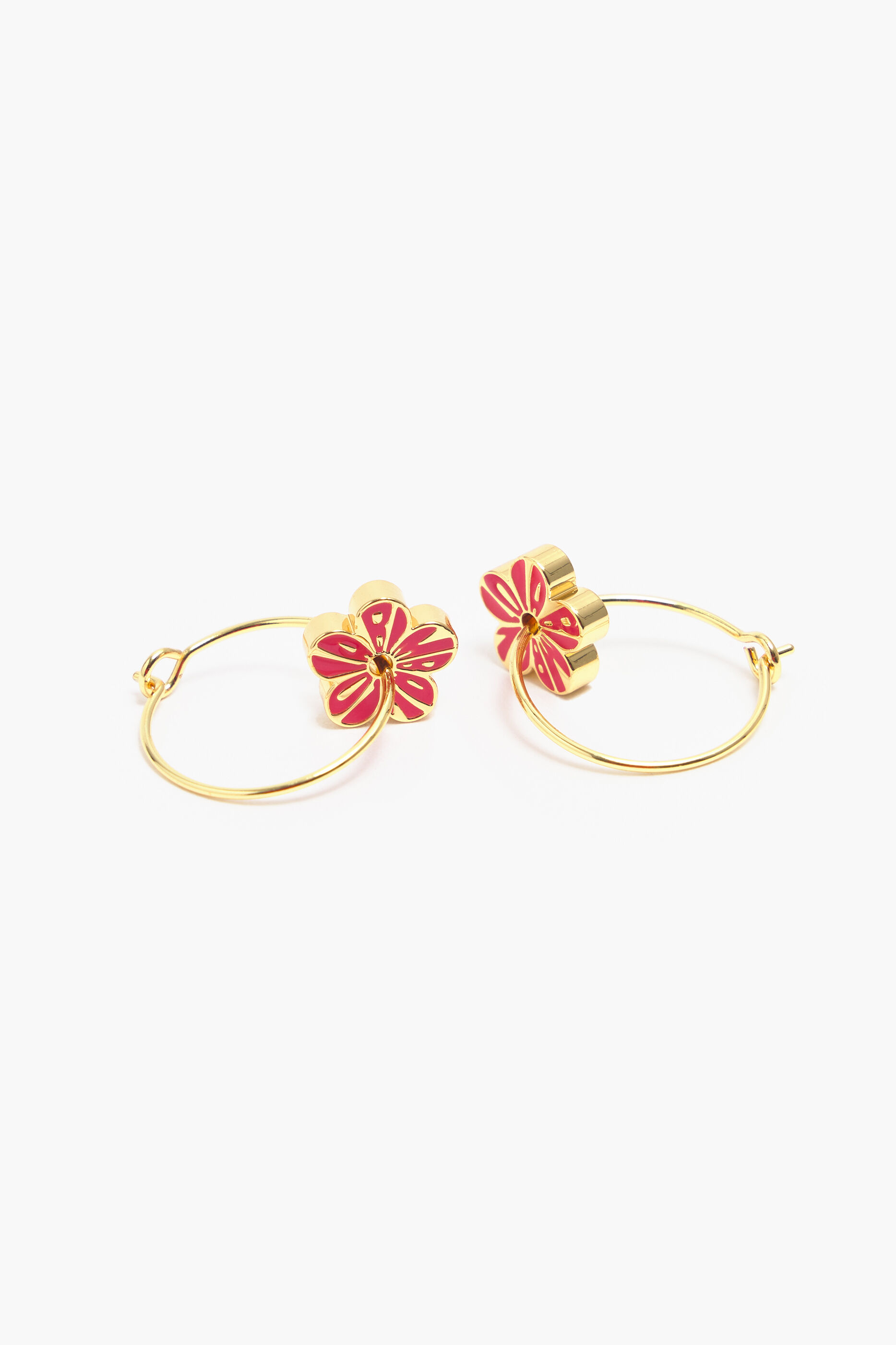 brincos de argola com flor de rosa