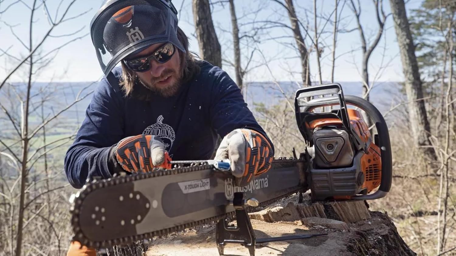 Professionelle Motorsäge Husqvarna 592XP mit 60 cm Stange, 92,7 cm³ Hubraum und nur 7,4 kg Gewicht für den professionellen intensiven Einsatz