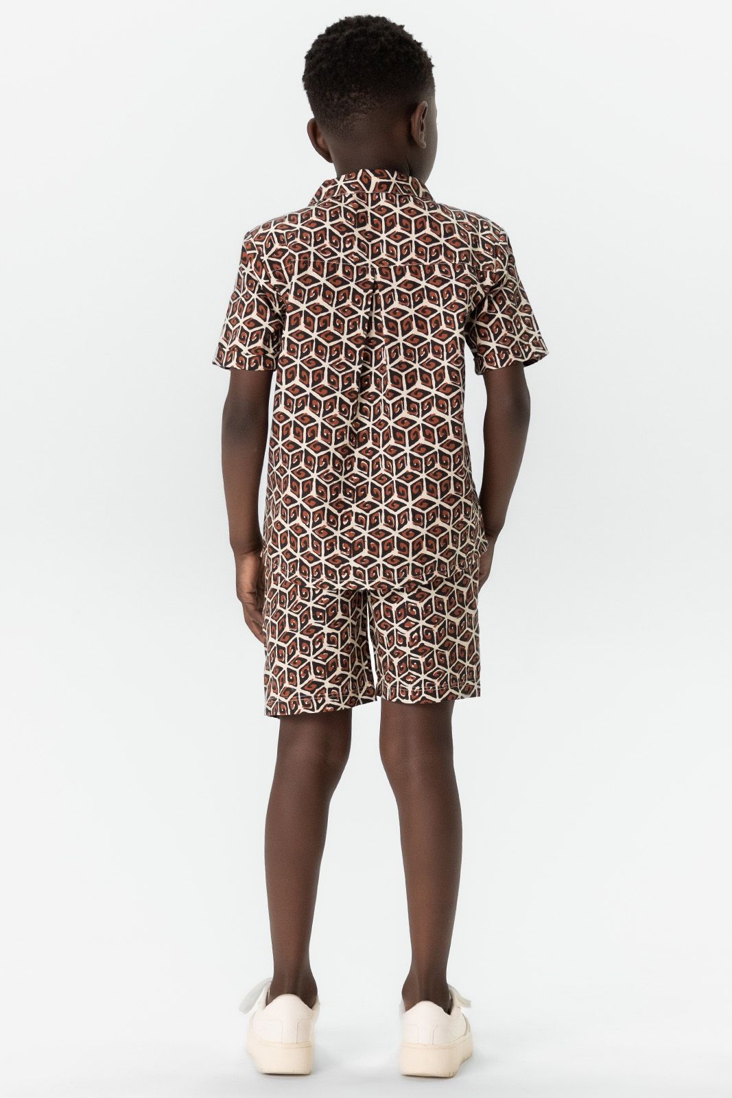 Donkerrode shorts met geometrisch patroon