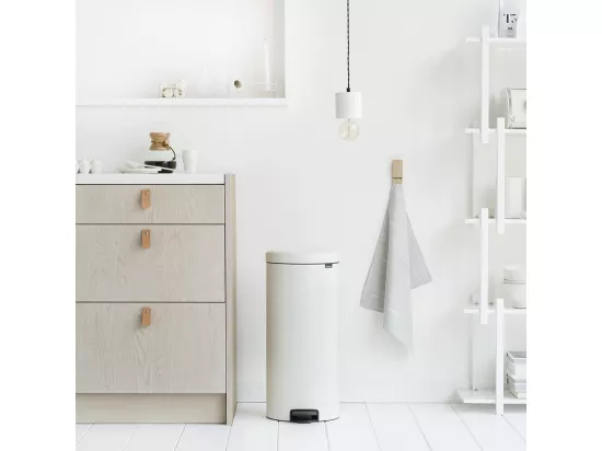 Poubelle à pédale Newicon 30 l blanc Code G