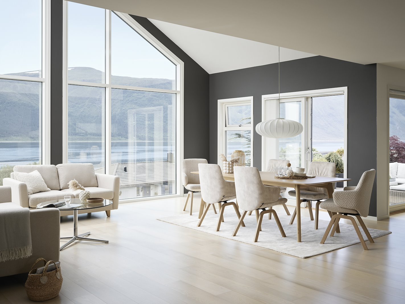 Mint spisestol I tekstil Magnolia light beige. Lav med armlener og understell i natur eik.