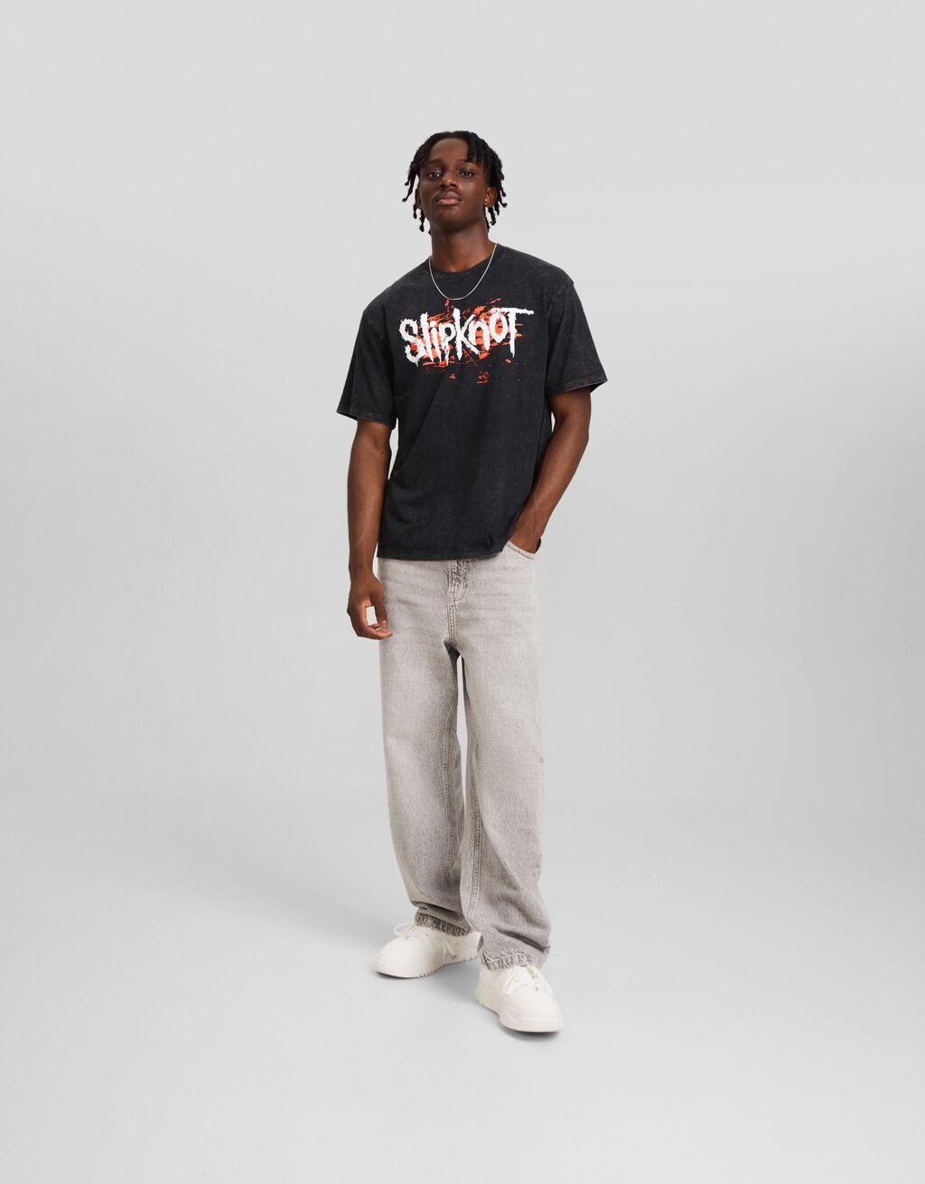 Camiseta Slipknot com estampa, mangas curtas e modelagem quadrada.