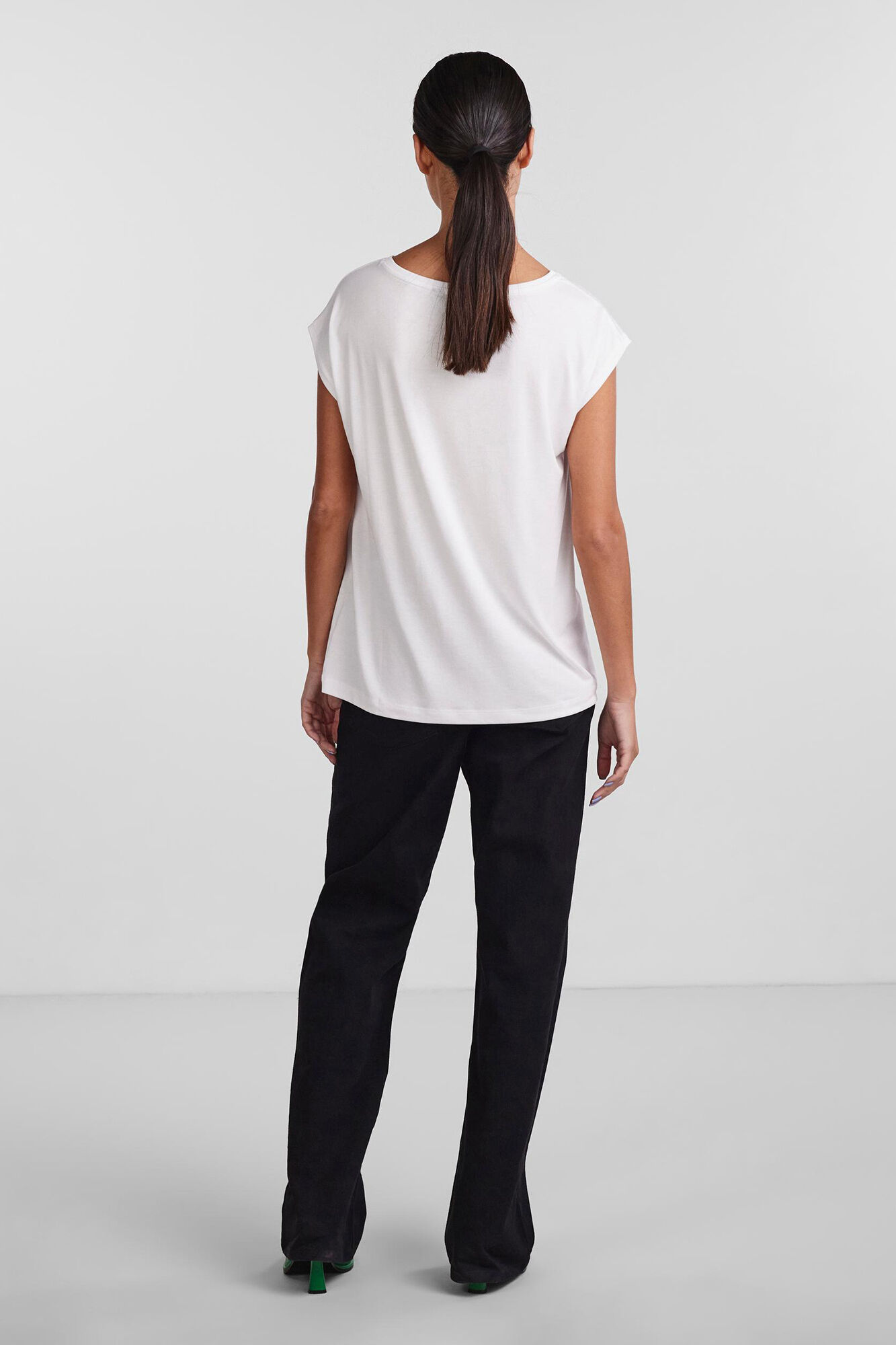 Camiseta básica em MODAL-TENCEL. Mangas curtas e decote em V.