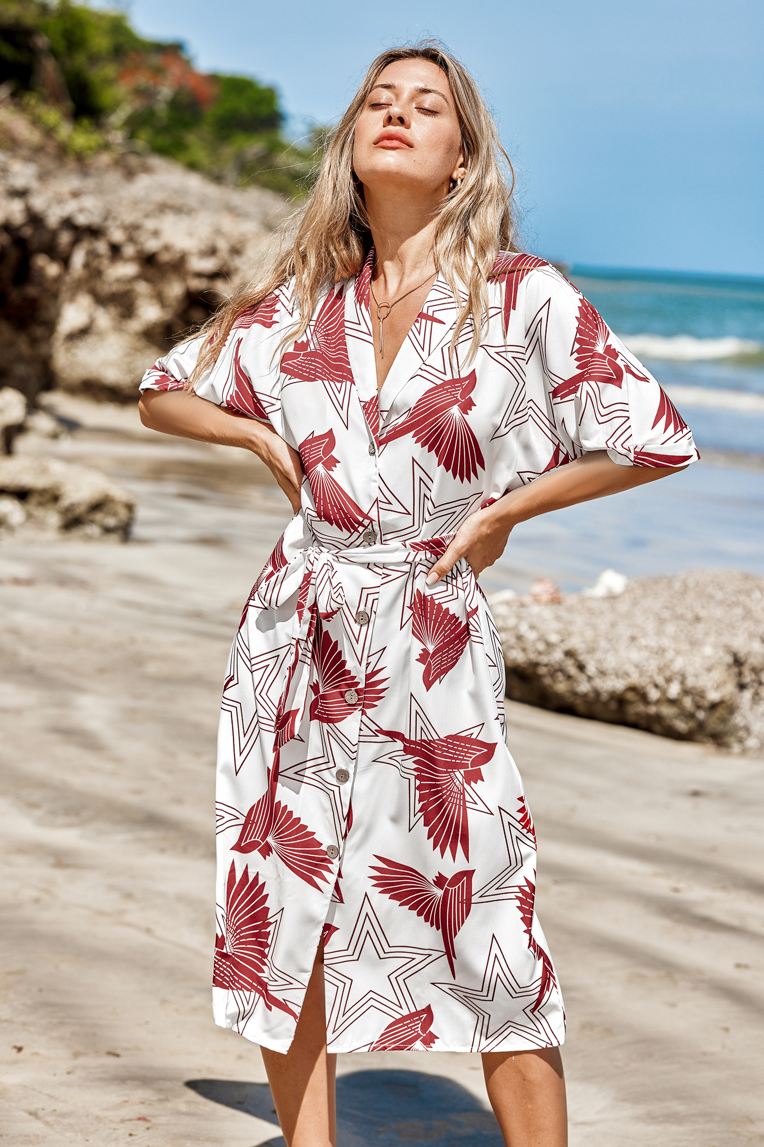 Robe avec boutons à motif d'étoiles et de moineaux