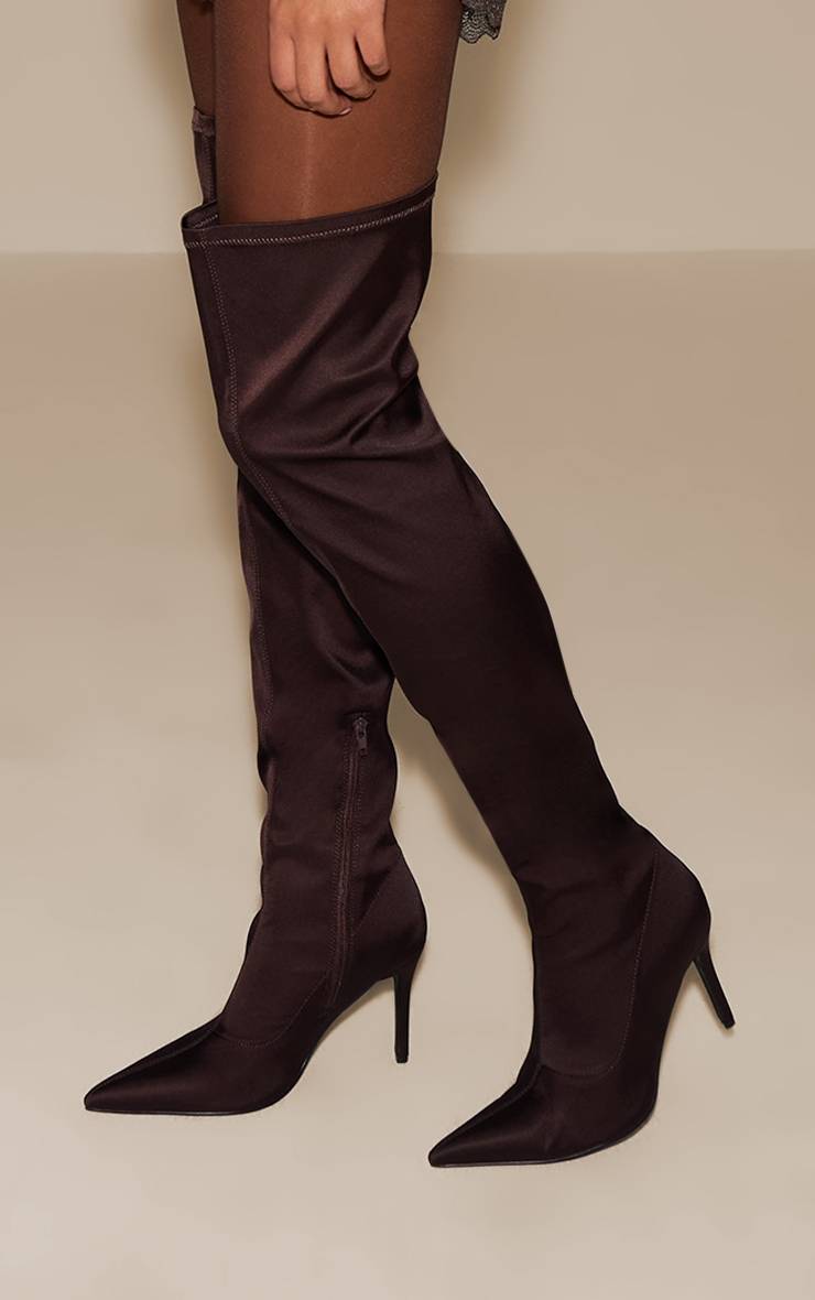 Chocolat Bottes À Talon À Bout Pointu En Satin Au-dessus Du Genou