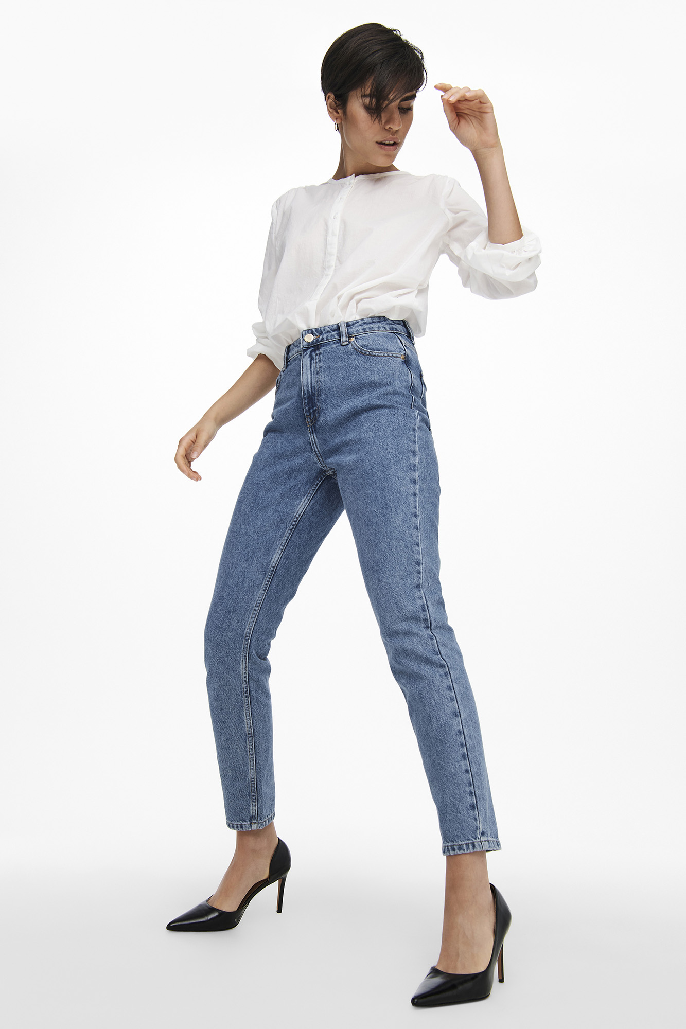 calça jeans mom de cintura alta