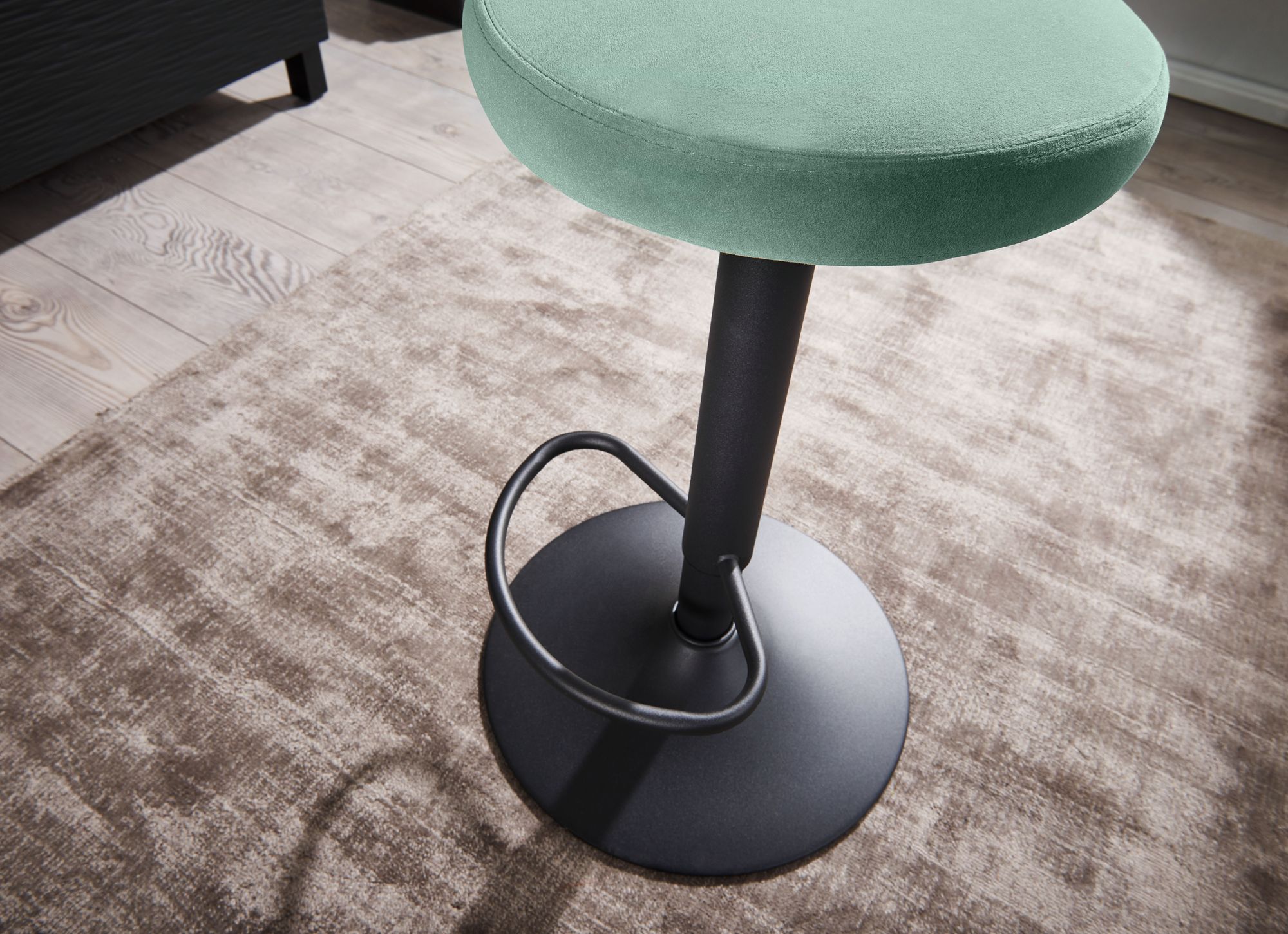 KADIMA DESIGN Barhocker CAMPANIA: 58-79 cm Sitzhöhe, Eisenmaterial, Samt/Wildlederoptik Bezug, 360° drehbar.
