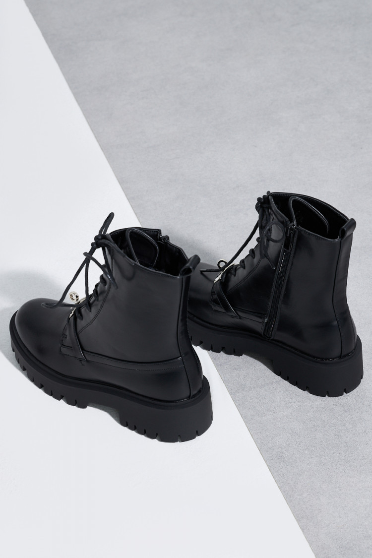 Bottines noires à lacets et crochet argent
