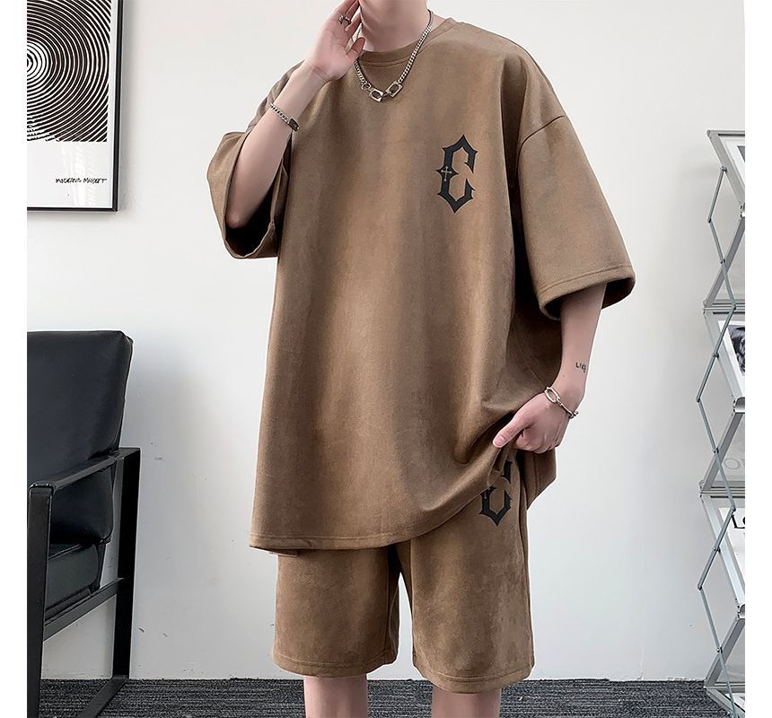 Stone Leo - Set: oversized T-shirt met ronde hals en letters, met elleboogmouwen + effen shorts met gemiddelde taille
