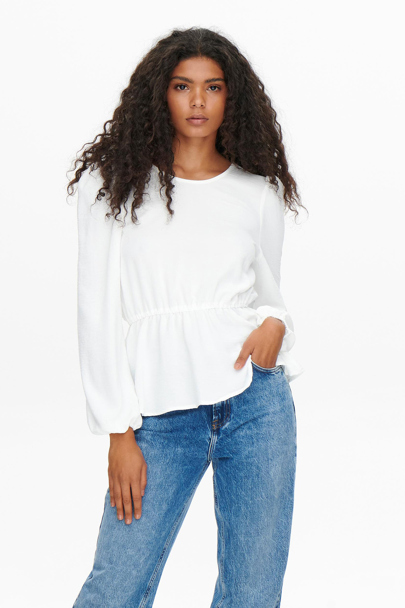 Blusa de mangas compridas e gola redonda