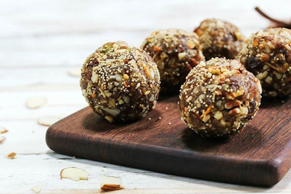 Proteïneballetjes met matcha, hennepzaad en abrikoos