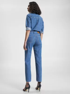 Calça jeans clássica de cintura alta e corte reto.