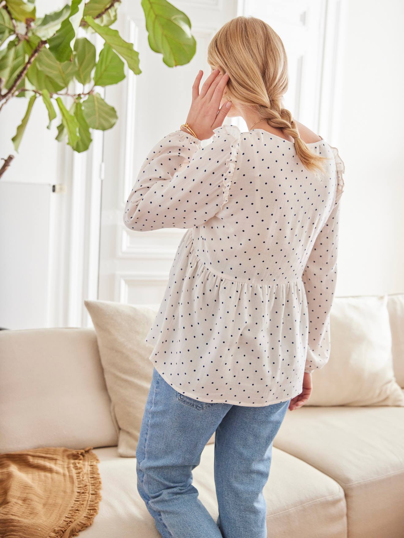 Blusa off-white com estampa de bolinhas, ideal para gestantes e lactantes.