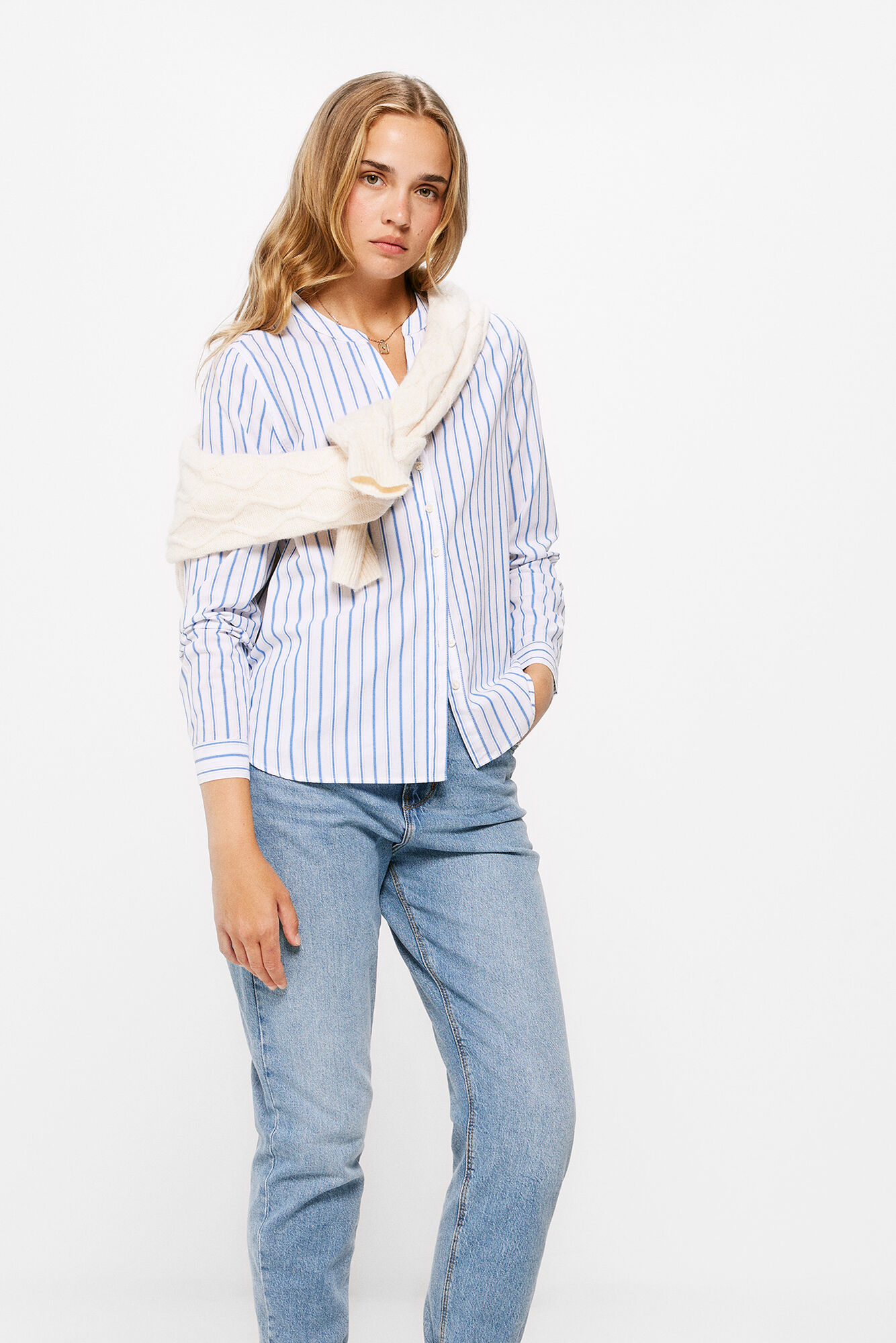 Blusa listrada com gola mandarim, algodão