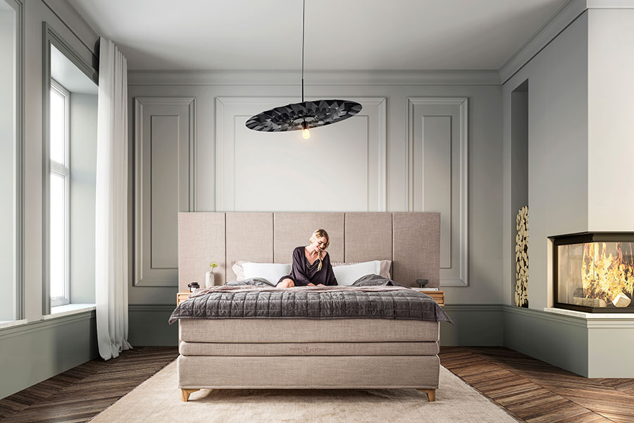 Majestic Crown kontinentalseng Tekstil 030/031 beige. 210x210 cm med Majestic overmadrass og Exact funksjon. Medium/Fast. Eicon ben sort. Uten hodegavl