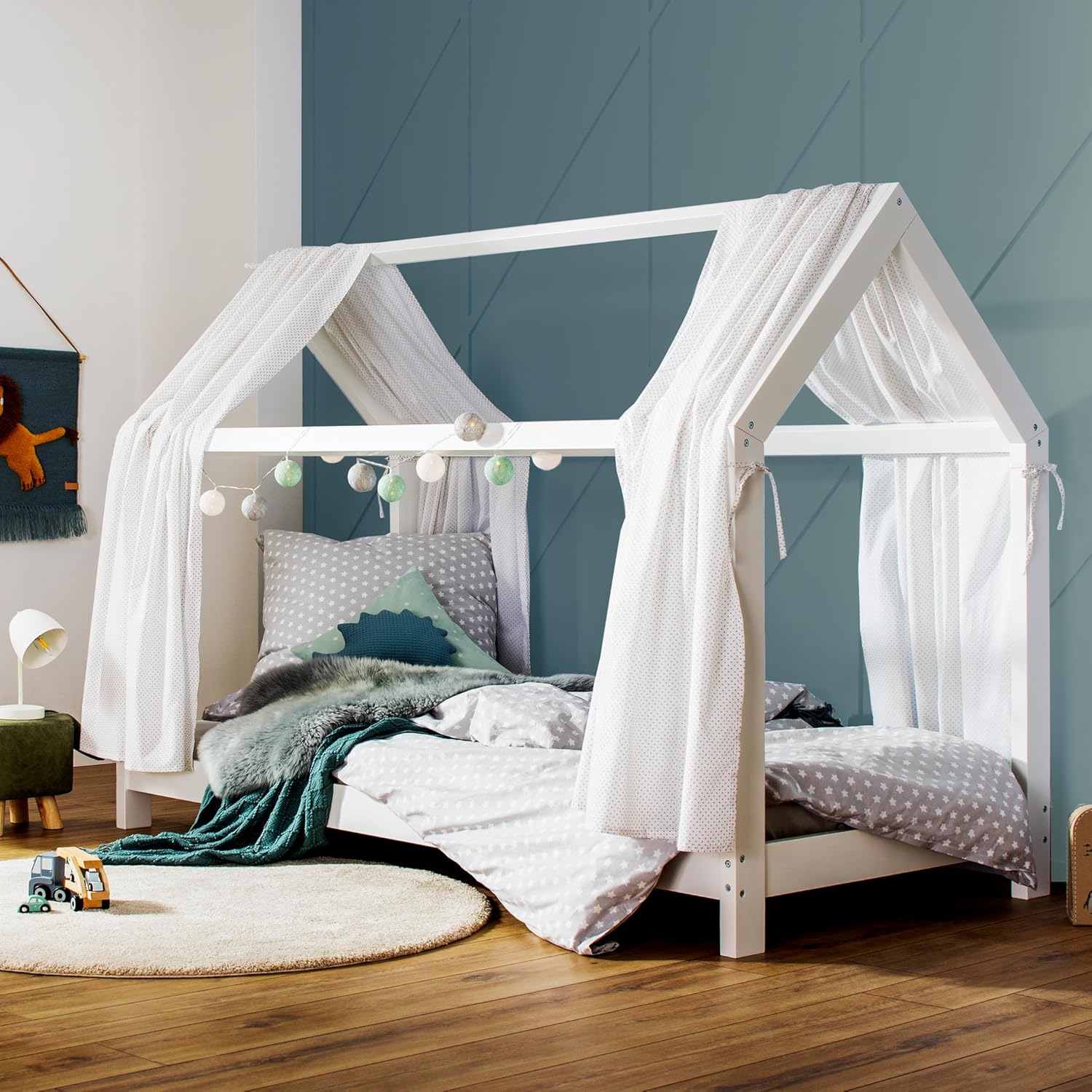 Puckdaddy® Finn | Hausbett 90x200 cm | Kinderbett aus Holz in Weiß | Bettrahmen im Hausbett-Design | Roll Lattenrost 90x200 | Hochwertiges Kinderzimmer & Jugendbett | Bett für Kinder von 3-16 Jahren
