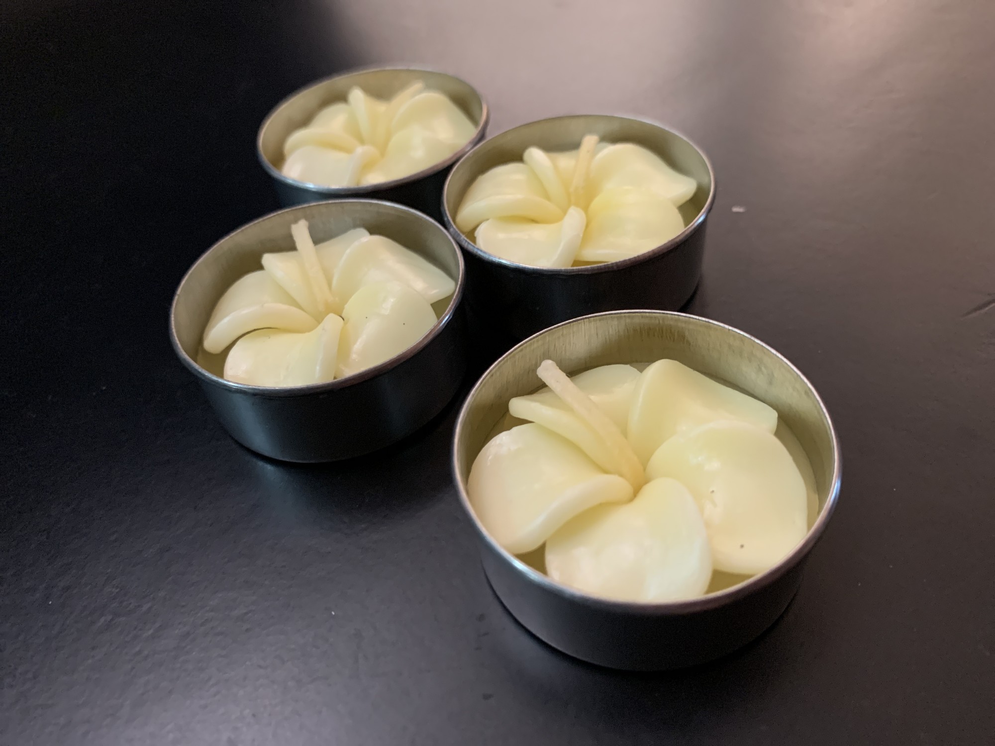 4 Duft-Teelichter 'Blume' handgeformt, gelb von fischer's lagerhaus